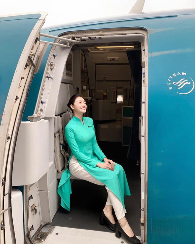 Dương Thu Thảo sinh năm 1992 là nữ tiếp viên hàng không của Hãng hàng không Việt Nam. Cô nàng gây ấn tượng bởi nhan sắc xinh đẹp và thân hình vô cùng nóng bỏng.