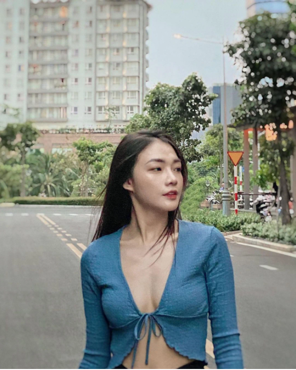 Dương Thu Thảo đặc biệt yêu thích những mẫu croptop trẻ trung, giúp cô khoe khéo bờ vai thon và vòng 2 phẳng lỳ gợi cảm.