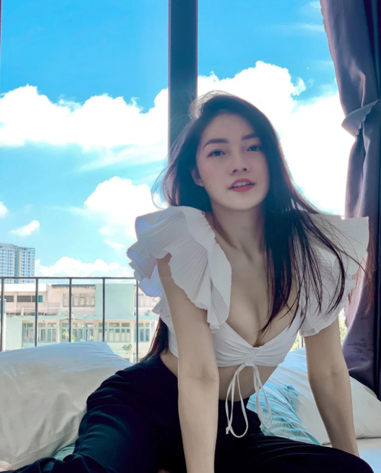 Nếu trên máy bay, Dương Thu Thảo nền nã, chỉn chu với đồng phục tiếp viên thì ngoài đời thường hot girl hàng không này có phong cách thời trang phóng khoáng, trẻ trung hơn rất nhiều.