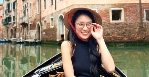 Đặc biệt, nhắc đến Khánh Vy, người hâm mộ không khỏi ấn tượng clip cô nàng này từng nói 7 thứ tiếng khi còn ngồi trên ghế nhà trường trung học.