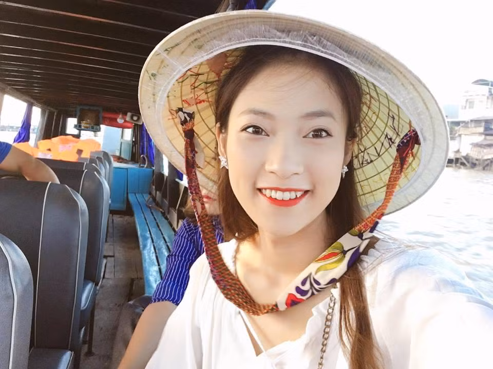 Khánh Vy từng chia sẻ, chiếc nón là không chỉ có tác dụng che nắng mưa mà với cô nó còn mang tính biểu tượng của Việt Nam và nữ MC muốn giới thiệu với bạn bè quốc tế.