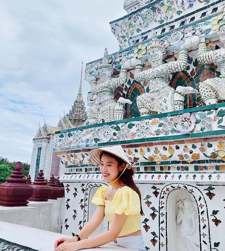 Trên trang cá nhân của mình, Khánh Vy không ít lần check-in với chiếc nón lá trong những chuyến công tác hay du lịch như Singapore, Thái Lan...