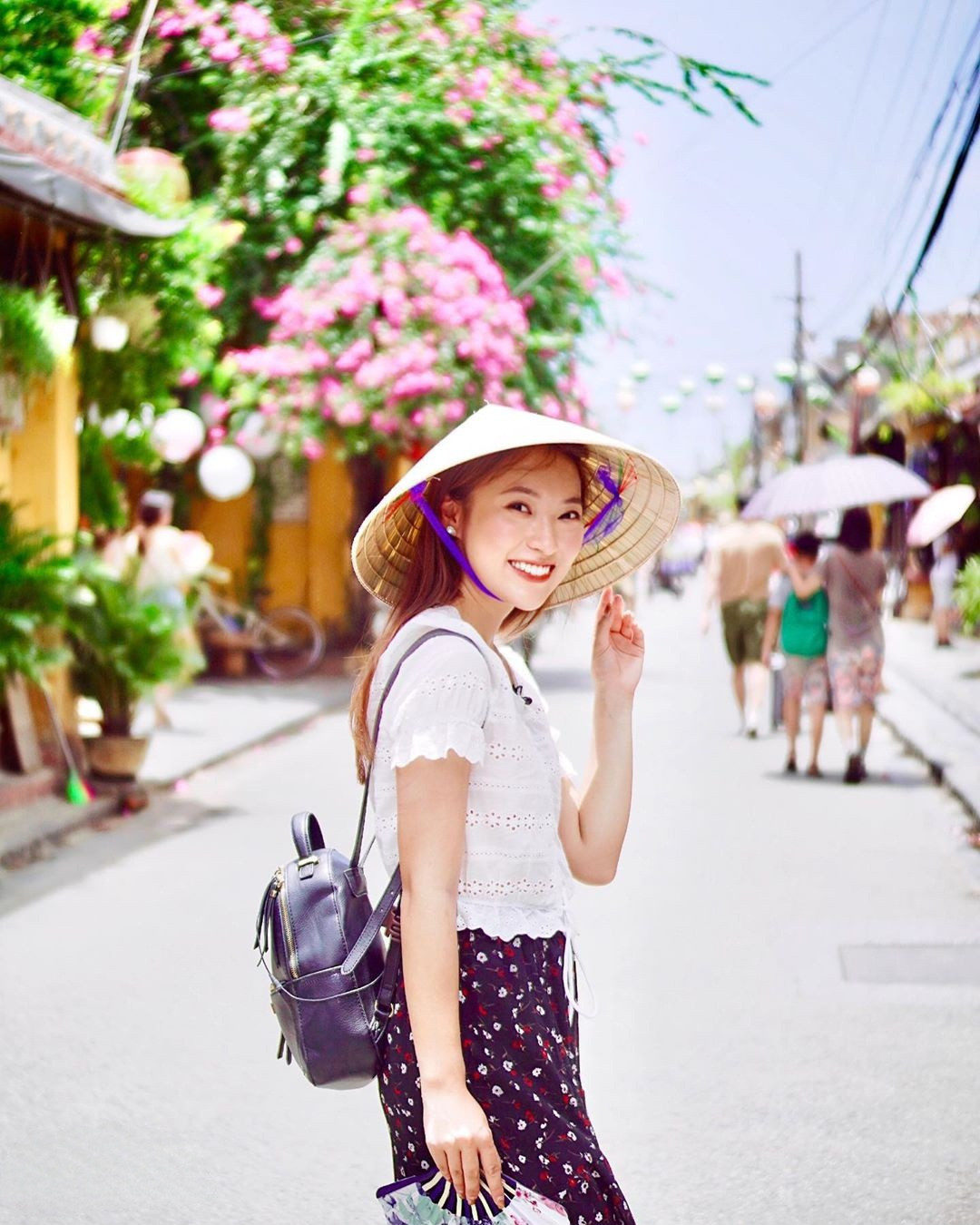 Khánh Vy và chiếc nón lá trong chuyến du lịch Hội An.