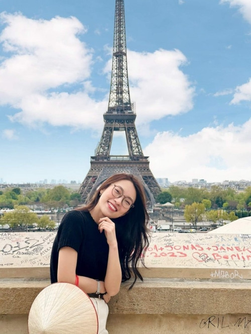 Cách đây chưa lâu, trong chuyến du lịch châu Âu, Khánh Vy cũng không quên mang item đặc biệt của mình và cô bạn check in tại nhiều địa điểm nổi tiếng ở "lục địa già".