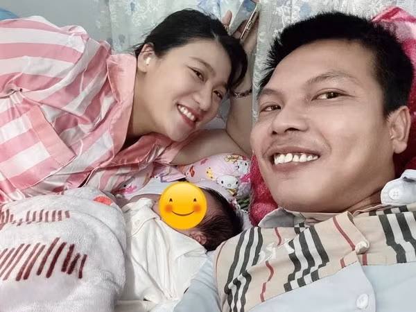 Kim Thuỷ là người đồng hành cùng Lộc Fuho từ khi sự nghiệp làm YouTube của anh chưa có gì ấn tượng. Giờ đây, khi kênh của anh có đến 1,54 triệu lượt đăng kí và kiếm được mức thu nhập kha khá, anh luôn cố gắng tặng bà xã những điều tốt nhất.