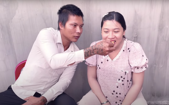 Trên trang cá nhân, không khó để bắt gặp hình ảnh Lộc Fuho khoe ảnh vợ con cùng nhiều dòng trạng thái mùi mẫn. Về phía Kim Thuỷ, hầu như trong mỗi lần xuất hiện cùng chồng, cô đều nở nụ cười tươi tắn. Cả hai cũng thường trao cho nhau cử chỉ tình cảm khiến nhiều người ngưỡng mộ.