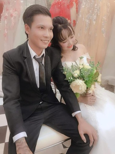 Trước ngày trọng đại này, hiện tượng mạng phụ hồ tự hào khoe ảnh đám hỏi của mình trên Facebook, cập nhật cả ảnh đại diện và ảnh bìa bên bà xã xinh đẹp cùng dòng trạng thái: “Tôi đã chính thức lấy vợ rồi nhé” và câu nói chất chứa tình cảm “Anh yêu vợ”. Chỉ nhìn qua thôi, nhiều netizen cũng cho rằng có lẽ anh dành cho đối phương một tình cảm vô cùng sâu sắc.