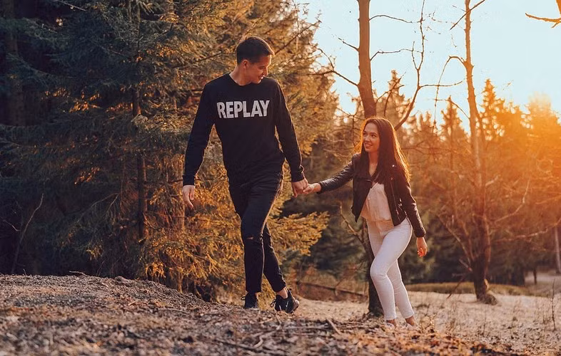 Thời gian đầu làm quen, Filip không tiết lộ anh là cầu thủ, mà chỉ nói làm việc ở Vlasim (CH Czech), nơi Aneta sinh ra và lớn lên. Sau này, khi cô nàng hỏi về công việc, Filip mới cho biết anh là thủ môn bóng đá.