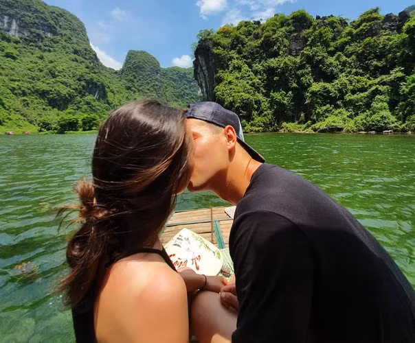 Trong thời gian rảnh, Filip thường xuyên cùng Aneta đi du lịch, trong đó có chuyến về Việt Nam hồi năm 2019. Và rồi chuyện gì đến cũng phải đến, nam thủ môn cầu hôn vợ hồi tháng 12/2019. Một năm sau, hai người đón con trai đầu lòng.