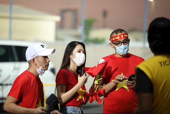 Một nữ CĐV Việt Nam xinh đẹp trước khi vào sân Zabeel cổ vũ đội tuyển quê hương.