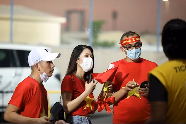 Một nữ CĐV Việt Nam xinh đẹp trước khi vào sân Zabeel cổ vũ đội tuyển quê hương.