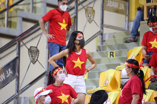 Ngay từ rất sớm, các CĐV đội tuyển Việt Nam đã vào sân để cổ vũ thầy trò HLV Park Hang Seo trong trận đấu cuối cùng của bảng G vòng loại World Cup 2022 khu vực châu Á.