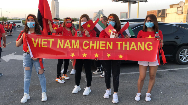 Bên cạnh đó, các CĐV Việt Nam cũng phải rất khó khăn để sở hữu tấm vé vào sân bên cạnh việc phải kiểm tra y tế ngặt nghèo để phòng, chống lây nhiễm COVID-19.