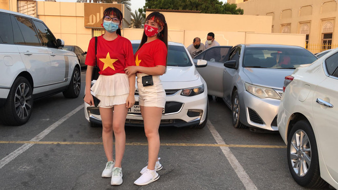 Để tới được sân Zabeel, nhiều CĐV Việt Nam đã phải vượt quảng đường khá xa. Trong số họ, có người phải di chuyển từ Abu Dhabi tới Dubai để cổ vũ thầy trò HLV Park Hang Seo.