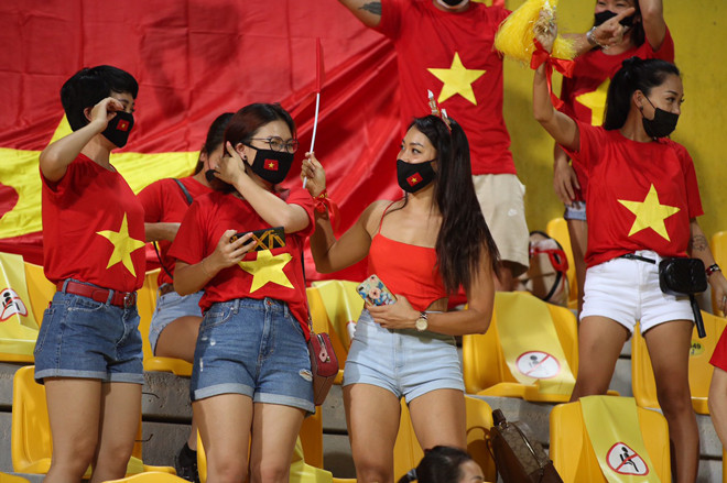 Các nữ CĐV của các cầu thủ Việt Nam trong trận đối đầu với UAE là các học sinh, người lao động đang làm việc và sinh sống tại bản địa.