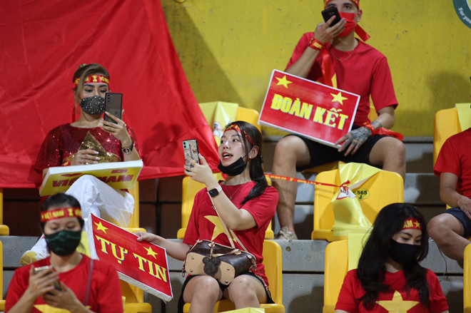 Bên cạnh yếu tố chuyên môn thì những bóng hồng xuất hiện trên khán đài cổ vũ các cầu thủ đội tuyển Việt Nam cũng thu hút sự chú ý của nhiều người.