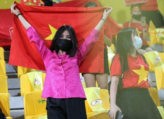 Một nữ CĐV Việt Nam đã diện chiếc áo bà ba đến sân Zabeel để cổ vũ thầy trò HLV Park Hang Seo.