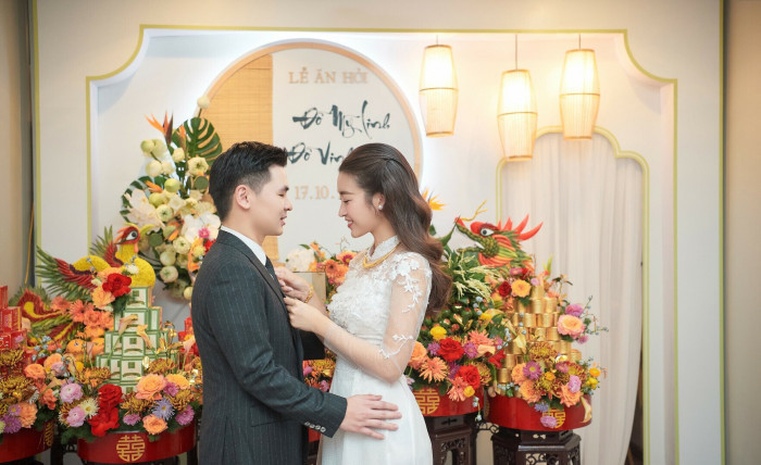 Khi được hỏi, kết hôn ở độ tuổi 26-27 có là quá sớm với một người của công chúng, Đỗ Mỹ Linh bày tỏ việc kết hôn là bình thường khi gặp được người đàn ông hội tụ đủ yếu tố mình mong muốn.