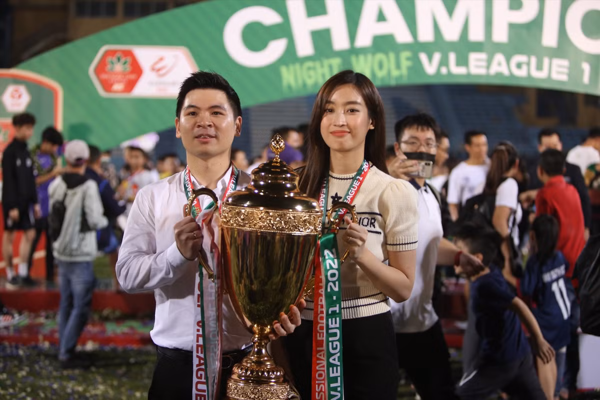 Nàng hậu cho biết, cuộc sống của cô thay đổi khá nhiều sau khi kết hôn, không còn tham gia nhiều hoạt động showbiz mà lui về tập trung lo cho gia đình nhỏ.