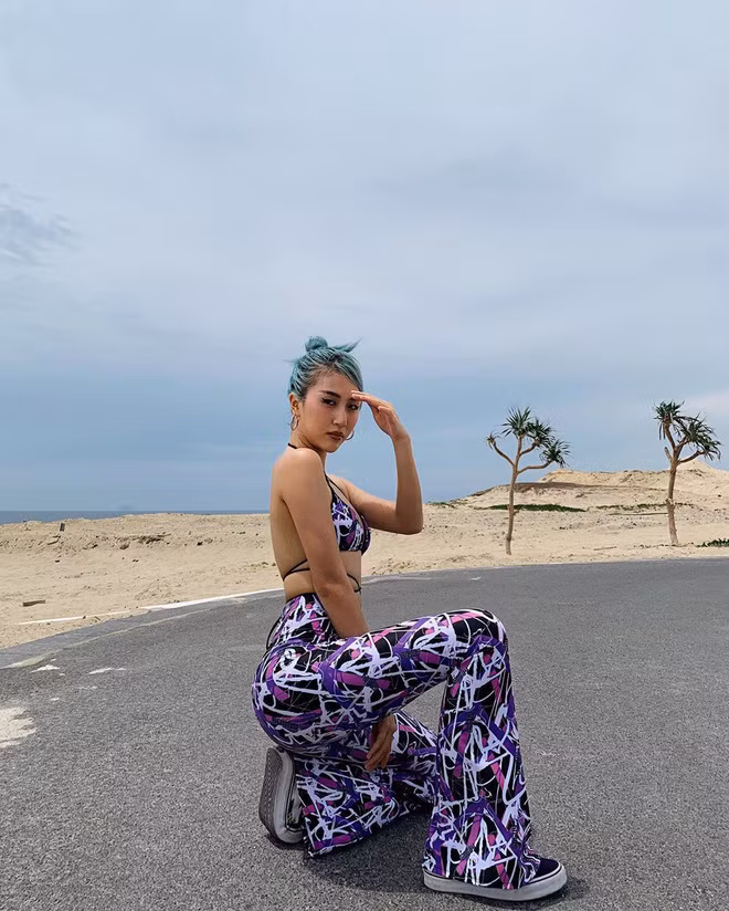 Mỗi dòng trạng thái, đính kèm bức ảnh Quỳnh Anh Shyn mới đăng cách đây ít giờ cũng không phải ngoại lệ.