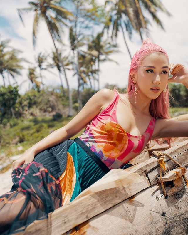 Ngắm ảnh chưa xong, mọi người lại bàn tán xem liệu Quỳnh Anh Shyn đang muốn nói gì hay chỉ là một dòng trạng thái vu vơ .