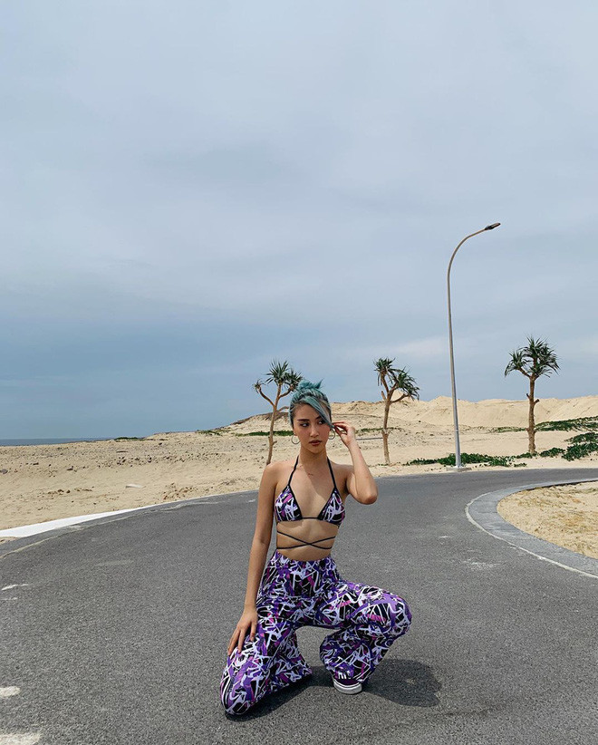 Trong trang phục sexy mướt mát, hot girl Quỳnh Anh Shyn show được body nóng bỏng với vòng 2 săn chắc không chút mỡ thừa.