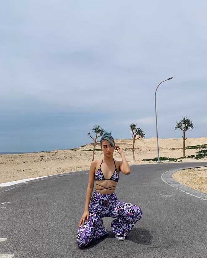 Trong trang phục sexy mướt mát, hot girl Quỳnh Anh Shyn show được body nóng bỏng với vòng 2 săn chắc không chút mỡ thừa.