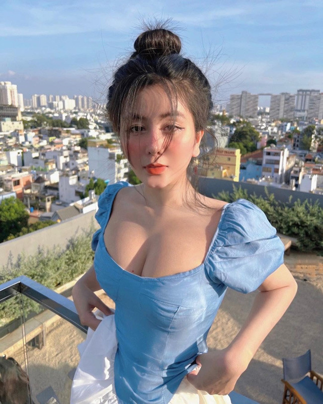 Cô nàng thường xuất hiện trong những bộ đồ ôm sát, khoe đường cong nõn nà.