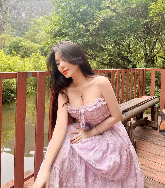 Vẻ đẹp "thắt đáy lưng ong" của hot girl Sài thành nhận được rất nhiều lời khen của dân mạng. Bộ ảnh mới nhất thu hút 30.000 lượt "thả tim" và hàng nghìn lượt bình luận quan tâm.
