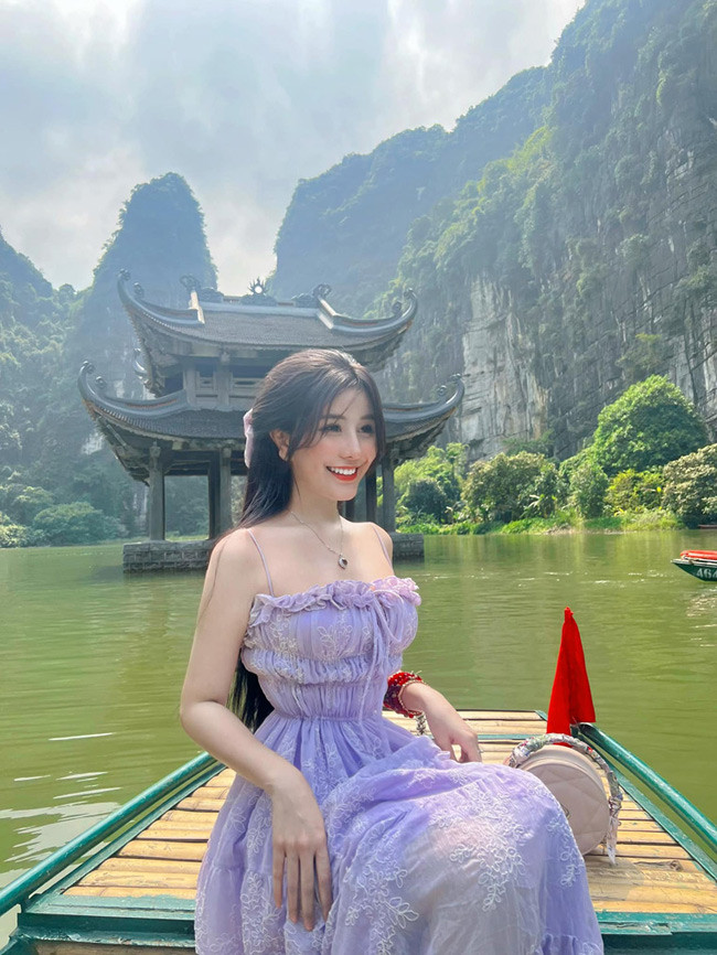 Ngọc Trân là cô gái giỏi giang, năng động. Ngoài việc học, cô nàng còn làm rất nhiều công việc khác nhau, đặc biệt là kinh doanh.