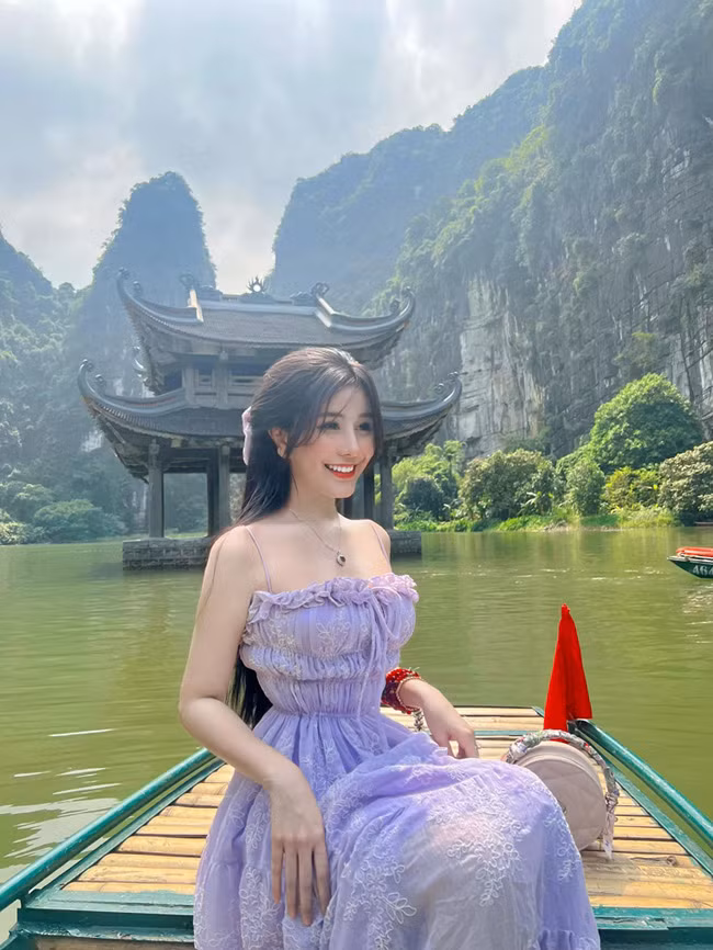 Ngọc Trân là cô gái giỏi giang, năng động. Ngoài việc học, cô nàng còn làm rất nhiều công việc khác nhau, đặc biệt là kinh doanh.