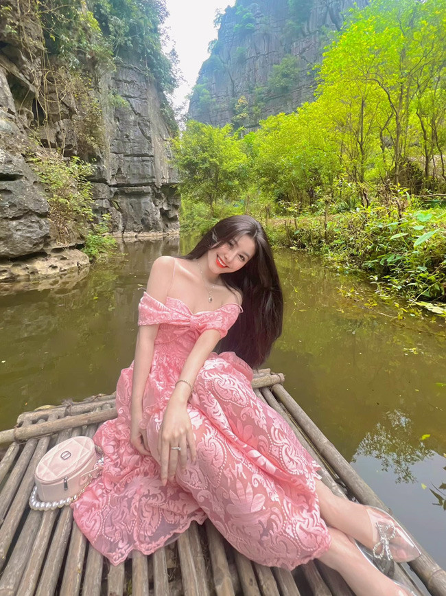 Ngọc Trân sở hữu gương mặt nhỏ nhắn, xinh đẹp. Cô nàng từng dính nghi án can thiệp thẩm mỹ để có được nhan sắc nổi trội như vậy.