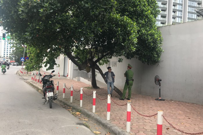 Theo tìm hiểu, "cây mít an toàn nhất Việt Nam" nằm trước trụ sở Liên Hợp Quốc tại Việt Nam trên mặt đường Kim Mã.