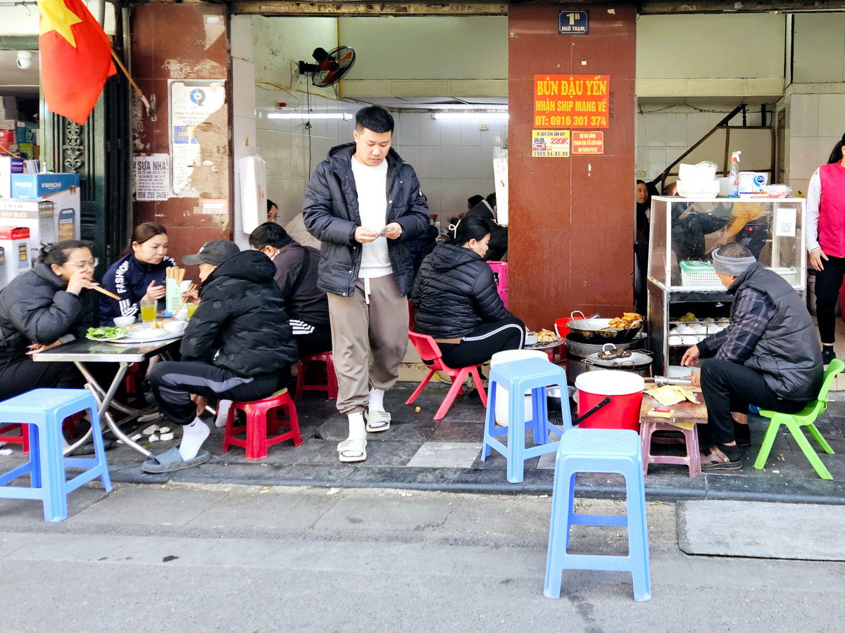 Chủ quán bún đậu chia sẻ: "Do lượng khách khá đông nên gia đình tôi phải huy động thêm người để phục vụ".