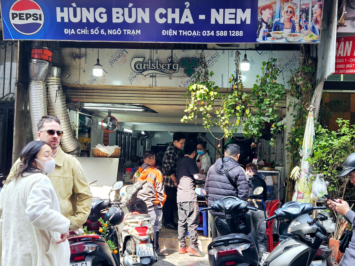 Dạo qua những con phố sầm uất ở khu phố cổ Hà Nội chiều ngày 27/1 (tức 28 Tết Ất Tỵ), nhiều hàng quán vẫn phục vụ.