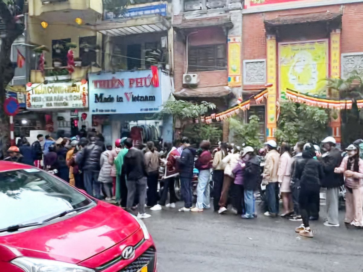 Dòng người xếp hàng mua nem Trần Công Châu ở phố Trần Xuân Soạn.