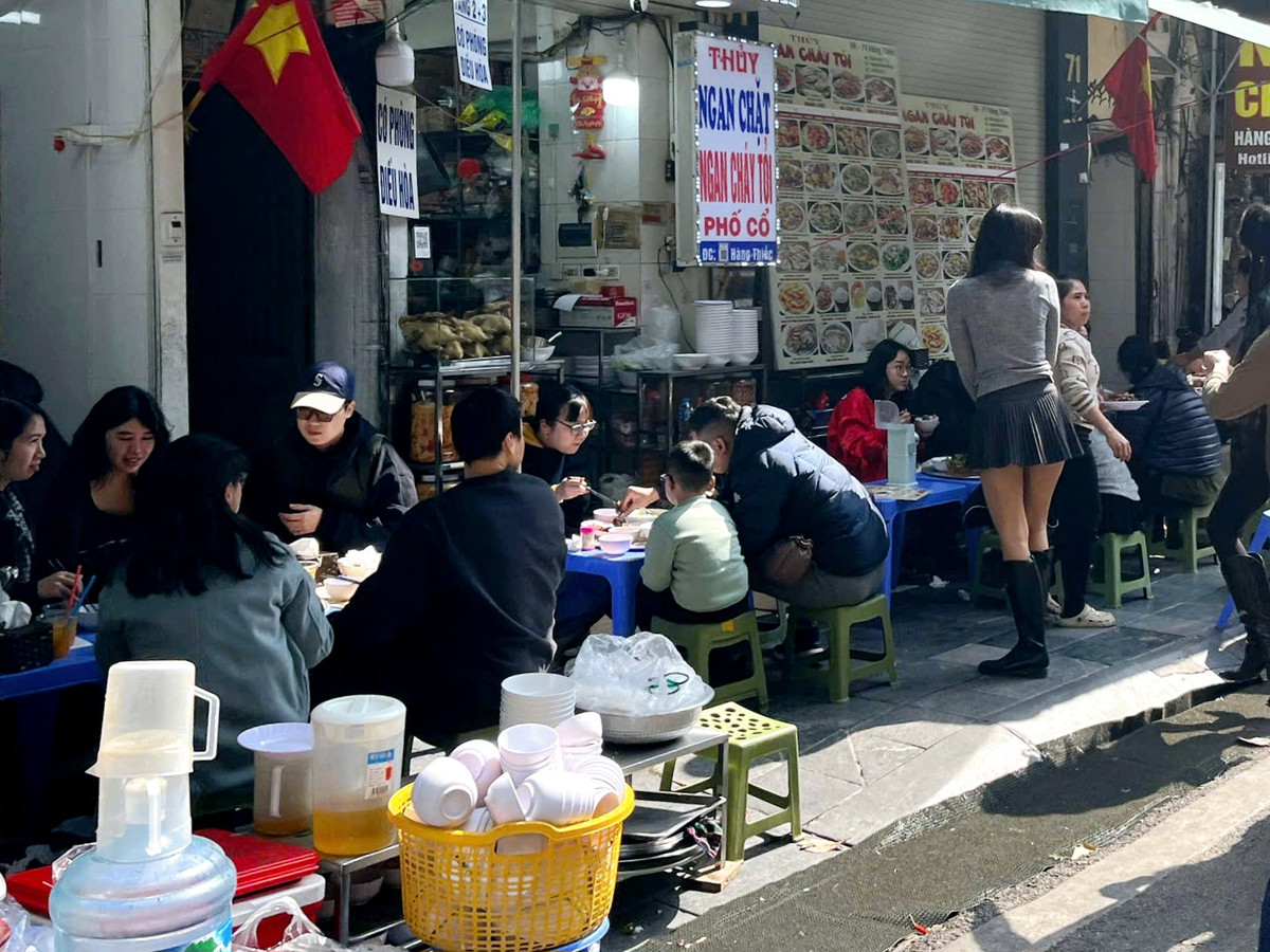 Quán ngan cháy tỏi phố Hàng Nón vẫn đông khách những ngày cận Tết.