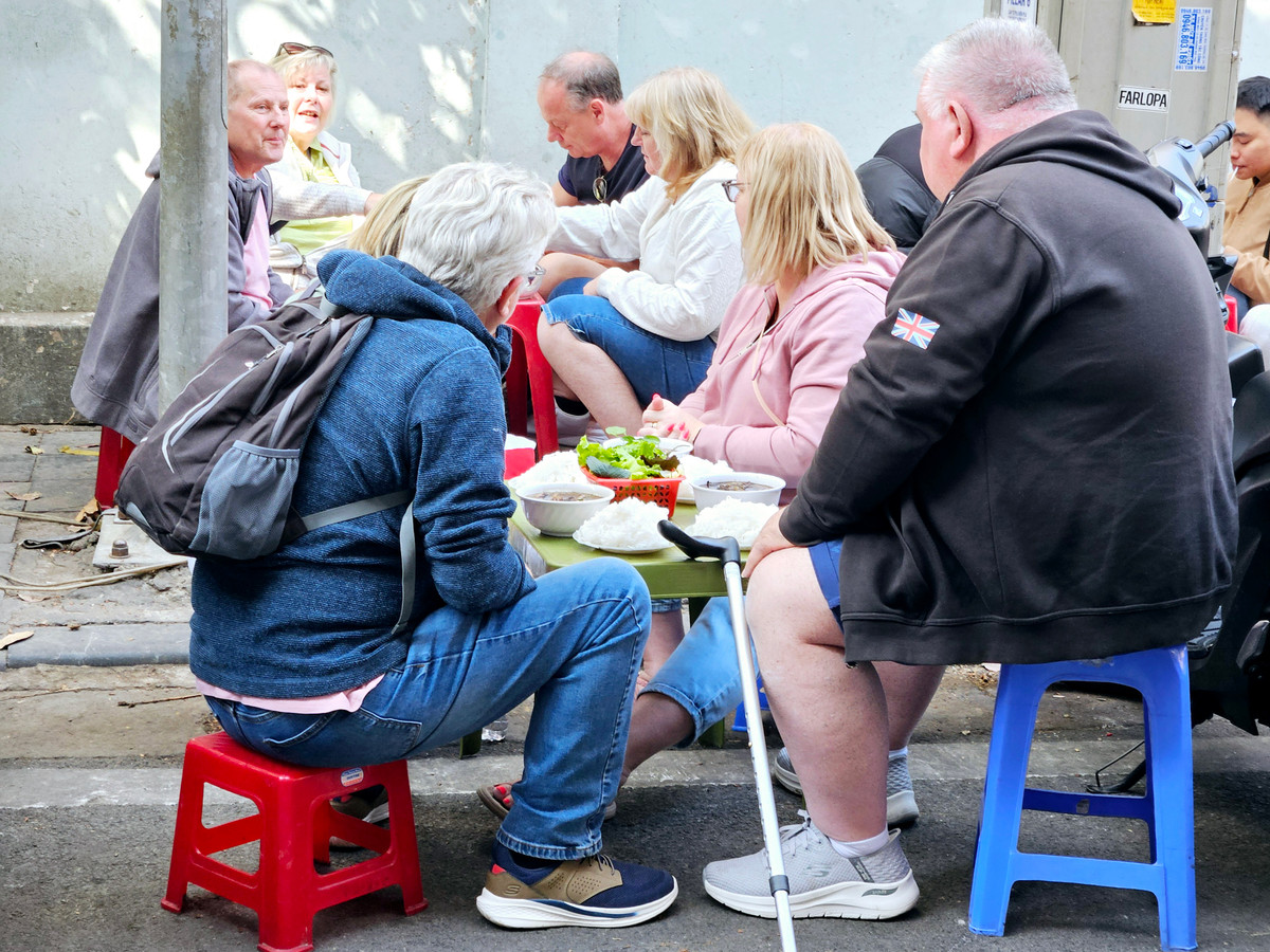 Du khách nước ngoài cũng tranh thủ thưởng thức những đặc sản ẩm thực của Hà Nội trước Tết.