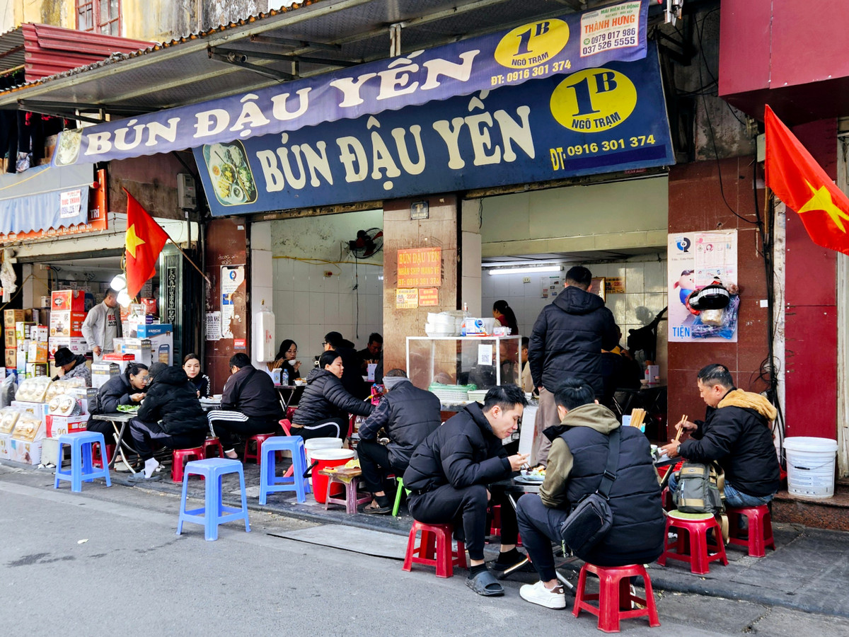 Cách đó không xa, quán bún đậu Yến cũng khá đông khách.