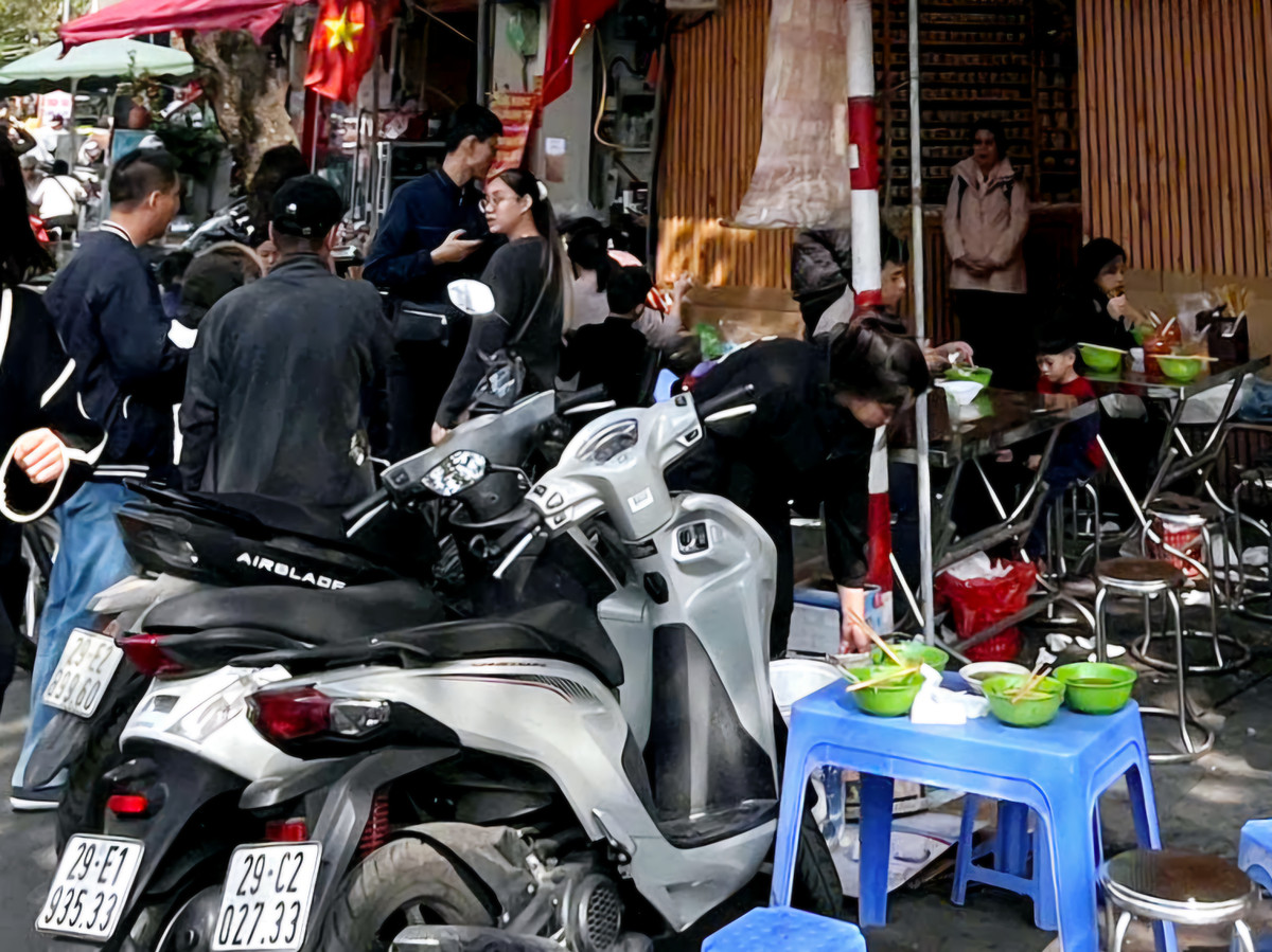 Các cửa hàng ăn uống được mùa kiếm tiền dịp Tết.