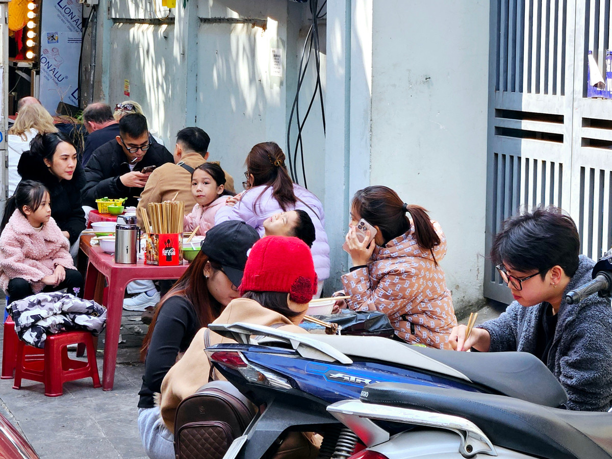 Chia sẻ với PV, chị Hà (ngõ Trạm) cho biết: "So với ngày thường, khách có phần đông hơn. Do đầu vào thực phẩm Tết có cao hơn nên nhà tôi cũng điều chỉnh giá tăng, nhưng không đáng kể..."