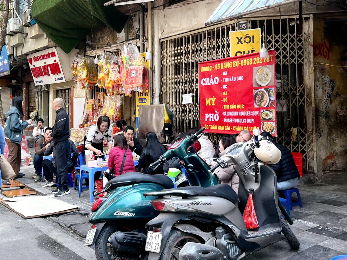 Nhiều cửa hàng cũng để biển phục vụ xuyên Tết nên các thực khách không quá lo thiếu quán ăn ngày Tết.