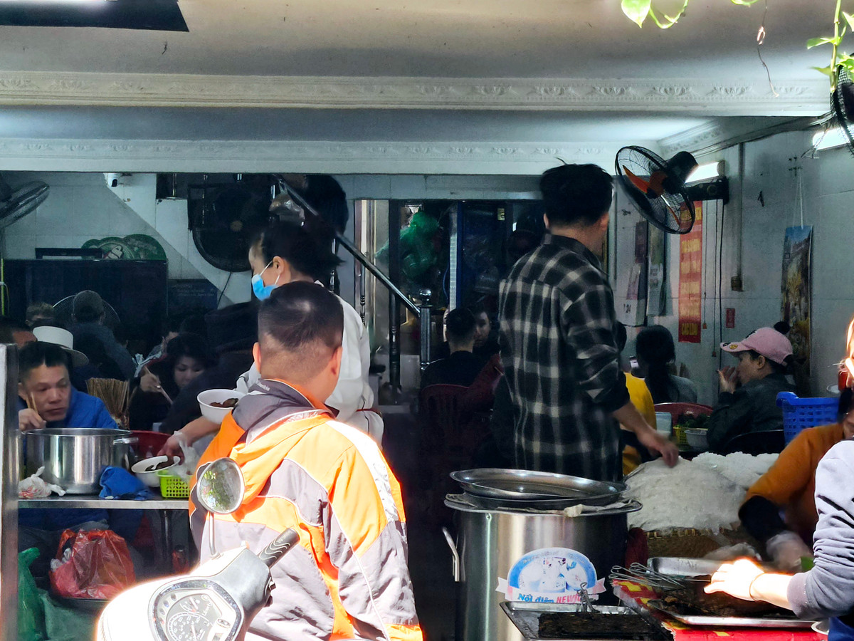 Những quán bún riêu, bún chả hay phở đông nghịt khách.