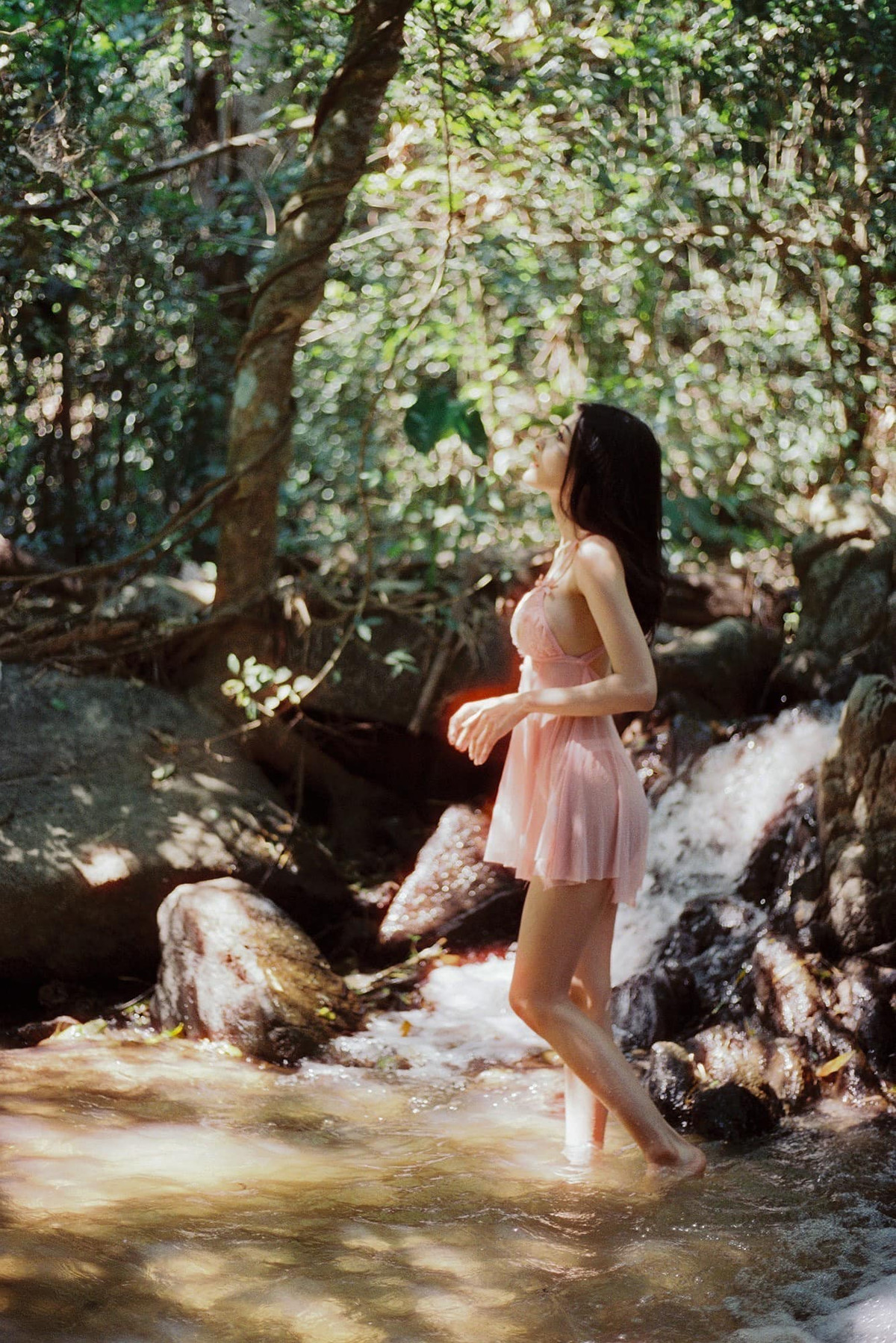 Cũng giống như nhiều concept chụp tắm suối khác, nữ chính trong ảnh diện bộ đồ mỏng manh, chính điều này làm lộ ra body đâu ra đấy của cô nàng.
