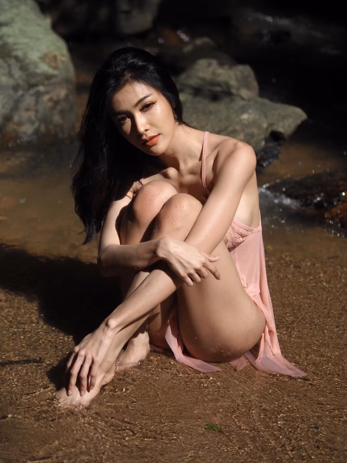 Ngay sau đó, netizen đã tìm ra danh tính có "nữ thần tắm suối" mới nổi này. Đó là cô nàng có tên Mutmai Miraruch Amornwarayos hay còn có biệt danh Bunny.