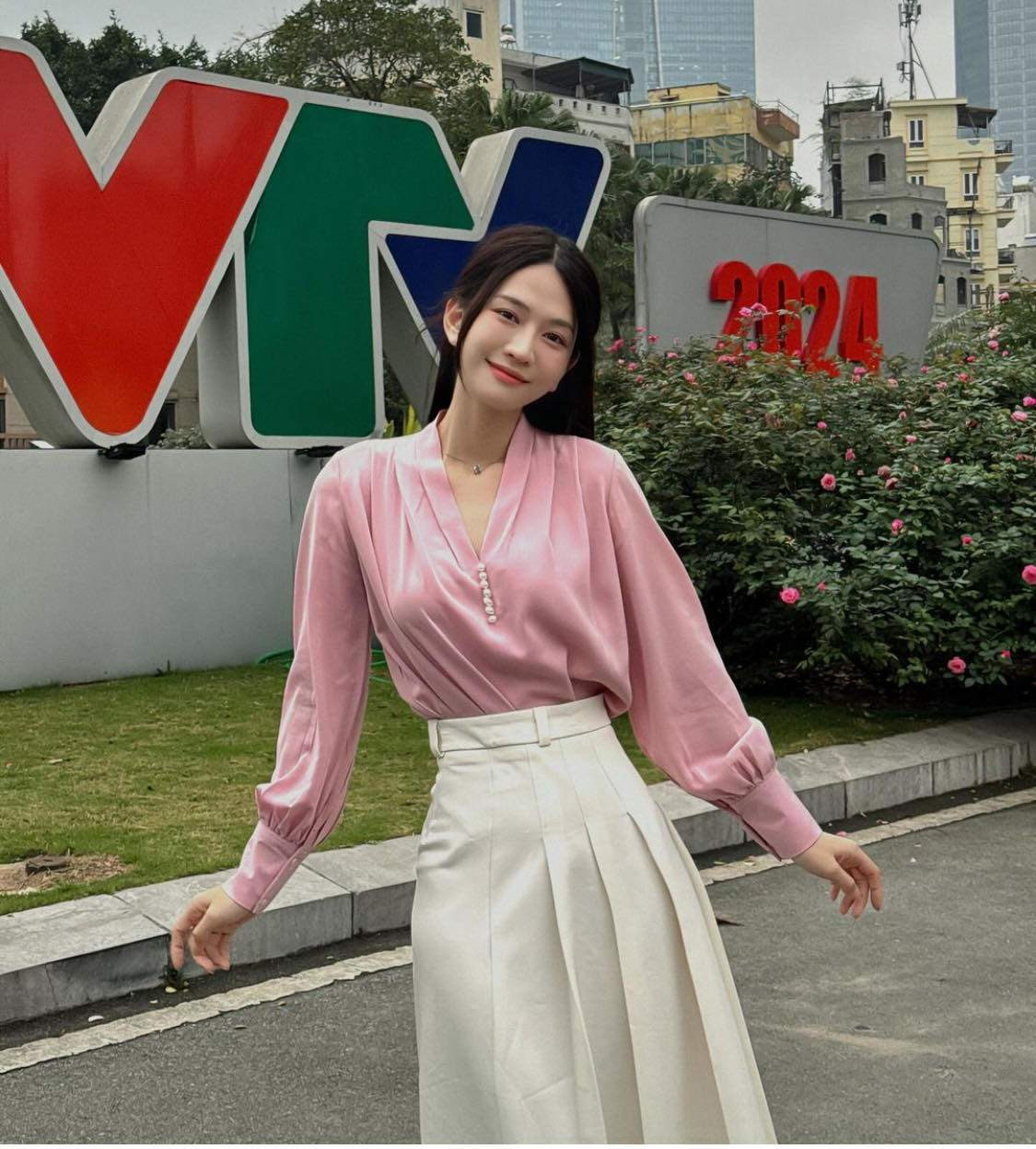 Thi thoảng, người đẹp TikTok này nhấn nhá thêm bằng những chiếc áo gile hoặc hoodie dáng rộng hay set đồ denim sơ vin gọn gàng, không kém phần bụi bặm.