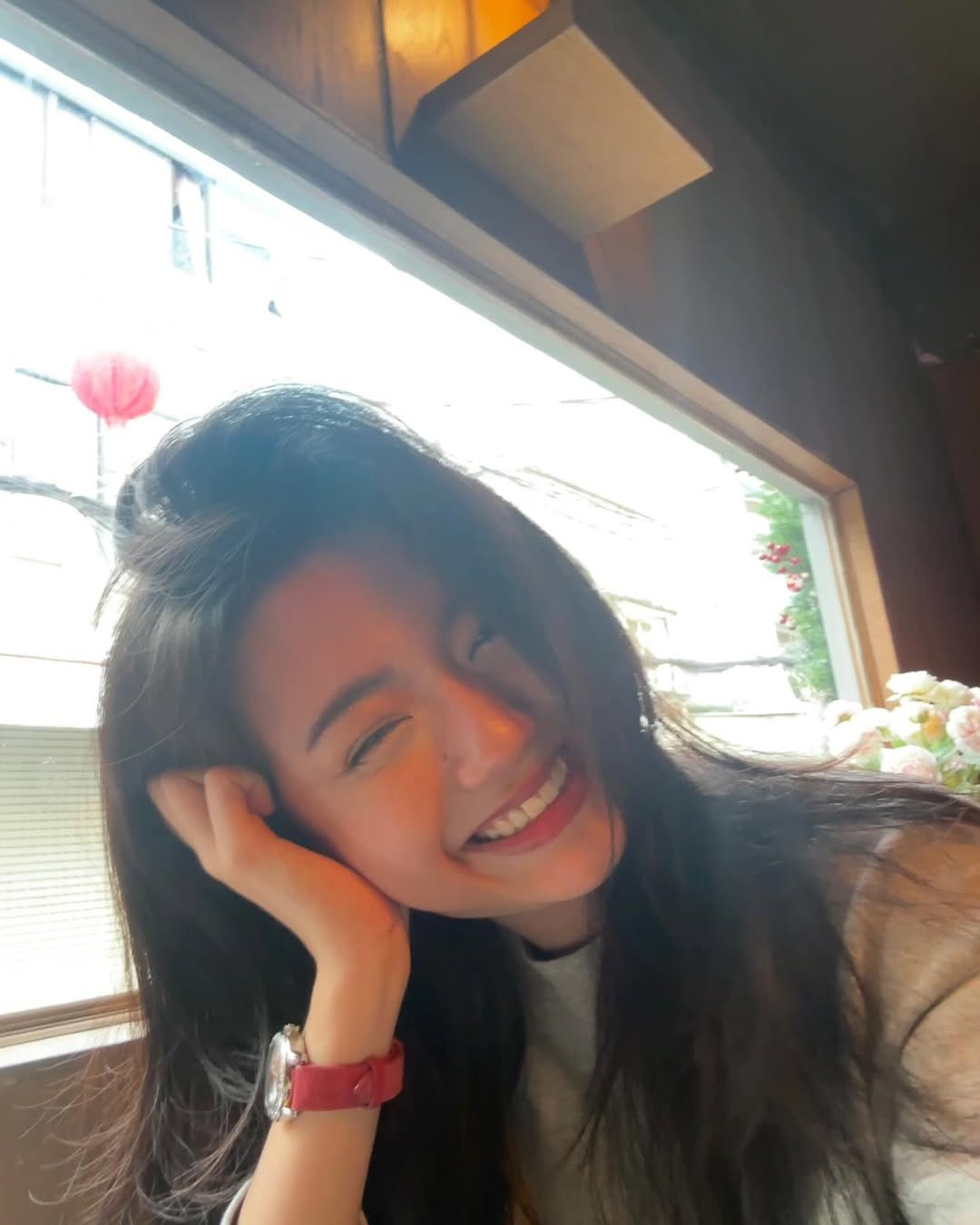 Nhiều người biết đến Kim Ngọc qua những lần xuất hiện cùng Vũ Thu Phương. Thời điểm nữ siêu mẫu còn hạnh phúc với chồng doanh nhân, cô thường đăng tải những bức hình gia đình trên MXH.