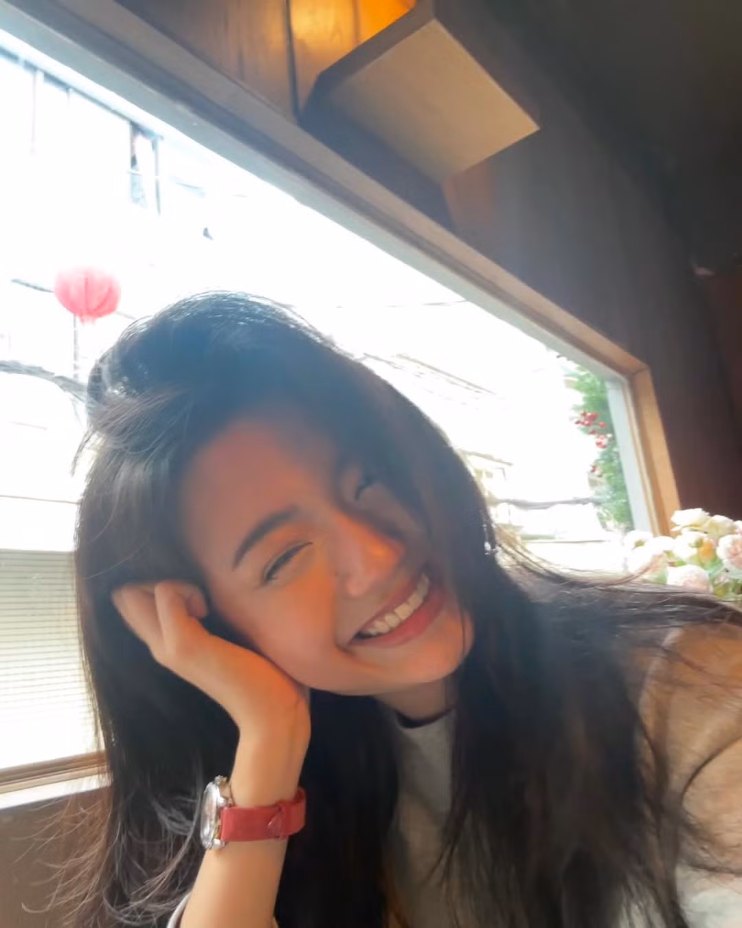 Nhiều người biết đến Kim Ngọc qua những lần xuất hiện cùng Vũ Thu Phương. Thời điểm nữ siêu mẫu còn hạnh phúc với chồng doanh nhân, cô thường đăng tải những bức hình gia đình trên MXH.