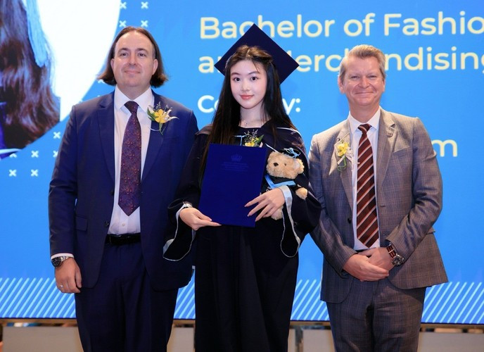 Ở tuổi 18, Lọ Lem sở hữu nhan sắc trong trẻo, ngọt ngào cùng chiều cao vượt trội, được người hâm mộ đốc thúc tham gia các cuộc thi sắc đẹp.