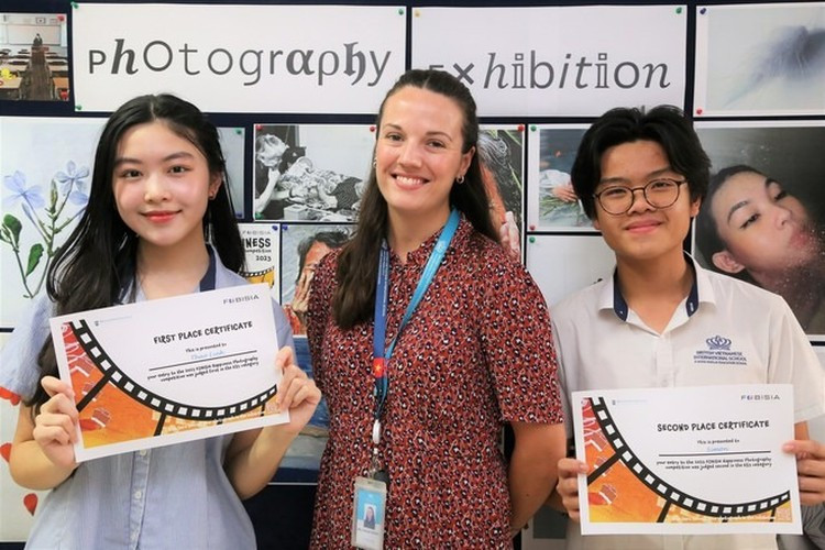 Một số thành tích của Lọ Lem (trái) phải kể đến là giải Nhất hạng mục vẽ tranh Canvas Cuộc thi Văn chương Sài Gòn 2022, giải Nhất Cuộc thi Nhiếp ảnh 2023 do FOBISIA tổ chức.